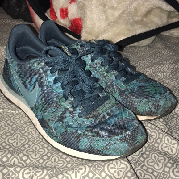 nike internationalist floral trainers